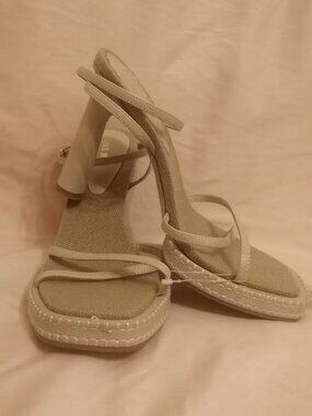 BNWT-- Alias Mae "Giorgia" Heels, Beige